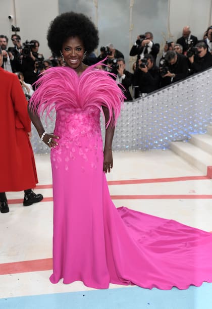 Viola Davis optó por un vestido rosado con pechera de plumas