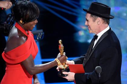Viola Davis recibe el Oscar a mejor actriz de reparto