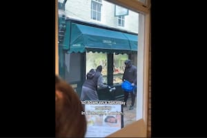 Robaron una joyería a mazazos a plena luz del día y escaparon