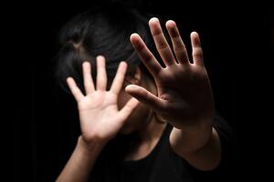 Violencia de género: estaba amenazada y pidió auxilio en un billete de diez pesos.