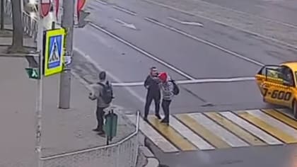 Violencia en las calles de Rusia: un hombre golpeó a una mujer y desató una gran pelea
