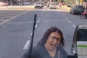 Violencia en las calles: por un incidente vial, una mujer golpeó con vehemencia un colectivo y rompió uno de los cristales