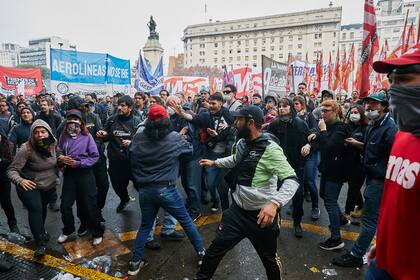 Violencia frente al Congreso durante el tratamiento de la Ley Bases
