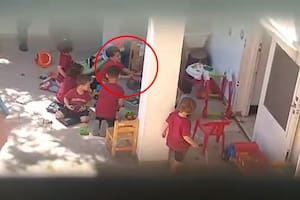 Nuevo video del jardín denunciado por maltrato: ahora muestra a una mujer morder a un niño