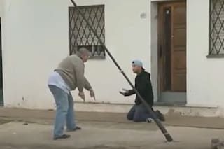 Un remisero discutió con un pasajero, lo bajó del auto y lo obligó a arrodillarse con un arma