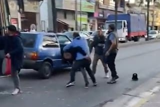 Un colectivero y dos automovilistas discutieron, frenaron el tránsito y se pelearon en plena calle
