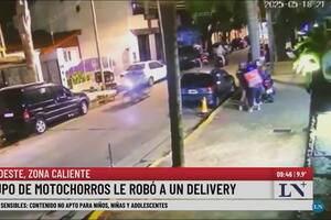 Robo piraña en Ramos Mejía: atacaron a un delivery entre varios y huyeron