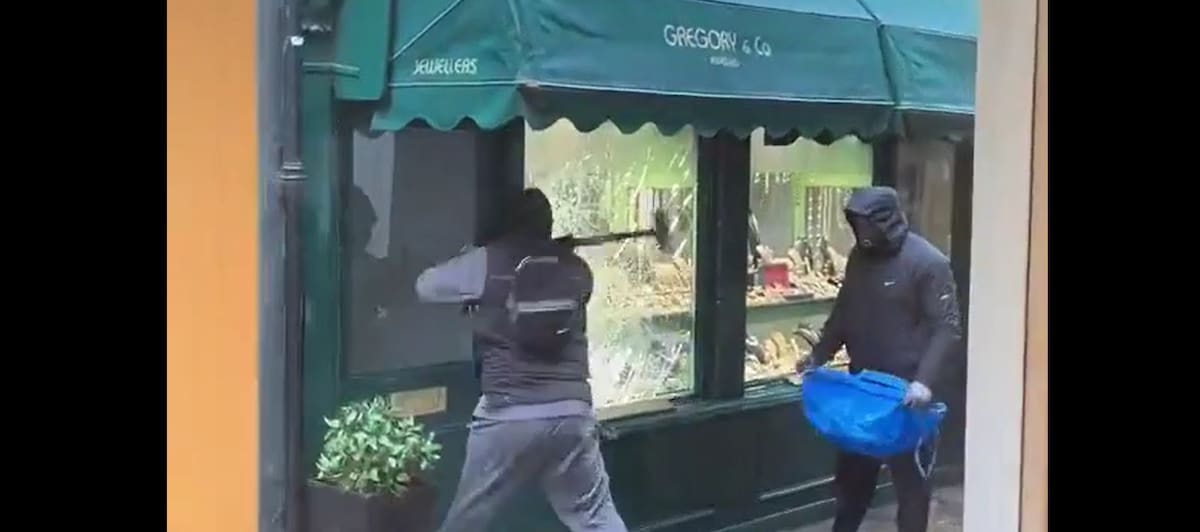 Os ladrões roubaram a joalheria com martelos em plena luz do dia e fugiram. Os ladrões roubaram a joalheria com martelos em plena luz do dia e fugiram.