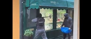 Ladrones encapuchados robaron una joyería a mazazos a plena luz del día y escaparon