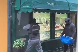 Ladrones encapuchados robaron una joyería a mazazos a plena luz del día y escaparon