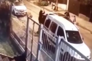 El instante en que dos ladrones fuertemente armados, uno de ellos de 15 años, le robaron el auto a una mujer y a su hijo