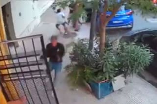 Vio cómo cinco ladrones golpearon a su hija y la tiraron al piso delante de su nieto