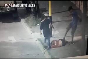Video. Violento ataque de dos adolescentes a un malabarista en Pergamino