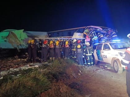 Violento choque entre un camión y un colectivo en la ruta 3: hay cuatro muertos.