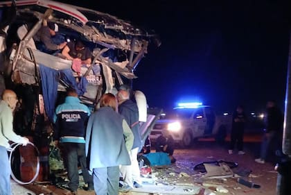 Violento choque entre un camión y un colectivo en la ruta 3: hay cuatro muertos