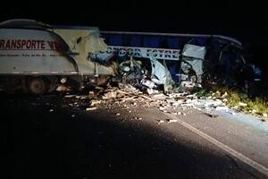 Violento choque entre un camión y un colectivo: hay cuatro muertos
