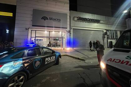 Violento choque sobre avenida Libertador: un taxi quedó incrustrado en un banco