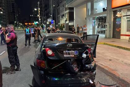 Violento choque sobre avenida Libertador: un taxi quedó incrustado en un banco