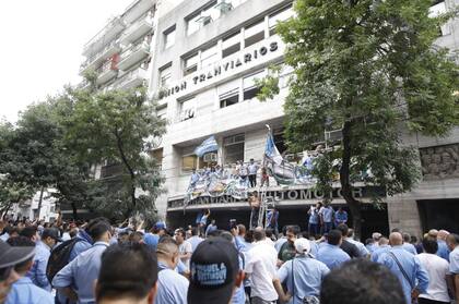Violento enfrentamiento en el sindicato de colectiveros, destrozaron la sede de la UTA; hubo 11 heridos y un detenido