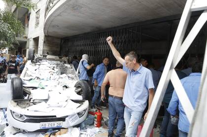 Violento enfrentamiento en el sindicato de colectiveros, destrozaron la sede de la UTA; hubo 11 heridos y un detenido