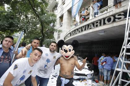 Violento enfrentamiento en el sindicato de colectiveros, destrozaron la sede de la UTA; hubo 11 heridos y un detenido