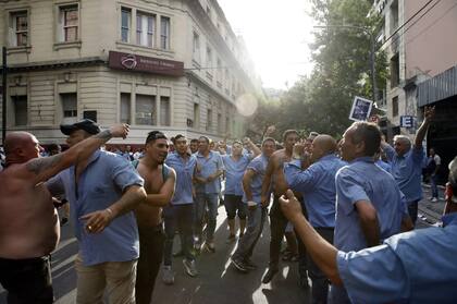 Violento enfrentamiento en el sindicato de colectiveros, destrozaron la sede de la UTA; hubo 11 heridos y un detenido