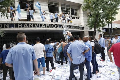 Violento enfrentamiento en el sindicato de colectiveros, destrozaron la sede de la UTA; hubo 11 heridos y un detenido