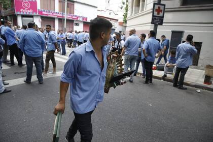 Violento enfrentamiento en el sindicato de colectiveros, destrozaron la sede de la UTA; hubo 11 heridos y un detenido
