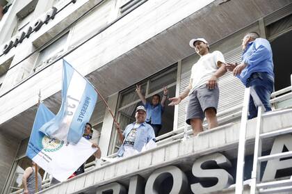 Violento enfrentamiento en el sindicato de colectiveros, destrozaron la sede de la UTA; hubo 11 heridos y un detenido