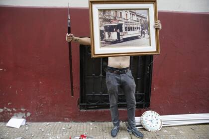Violento enfrentamiento en el sindicato de colectiveros, destrozaron la sede de la UTA; hubo 11 heridos y un detenido