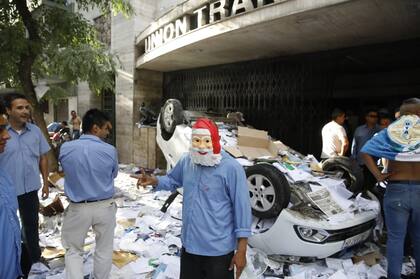 Violento enfrentamiento en el sindicato de colectiveros, destrozaron la sede de la UTA; hubo 11 heridos y un detenido