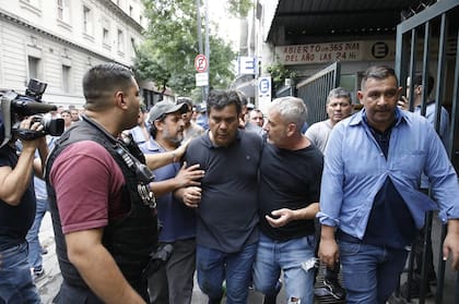 Violento enfrentamiento en el sindicato de colectiveros, destrozaron la sede de la UTA; hubo 11 heridos y un detenido