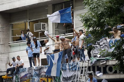 Violento enfrentamiento en el sindicato de colectiveros, destrozaron la sede de la UTA; hubo 11 heridos y un detenido