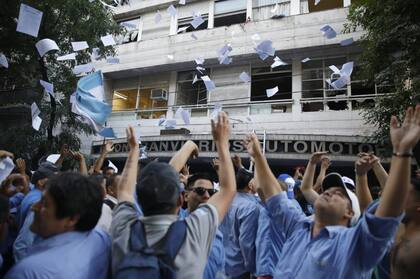 Violento enfrentamiento en el sindicato de colectiveros, destrozaron la sede de la UTA; hubo 11 heridos y un detenido