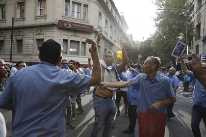 Violento enfrentamiento en el sindicato de colectiveros, destrozaron la sede de la UTA; hubo 11 heridos y un detenido