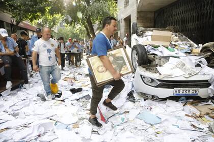 Violento enfrentamiento en el sindicato de colectiveros, destrozaron la sede de la UTA; hubo 11 heridos y un detenido