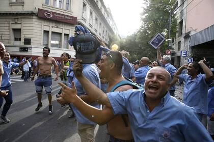 Violento enfrentamiento en el sindicato de colectiveros, destrozaron la sede de la UTA; hubo 11 heridos y un detenido