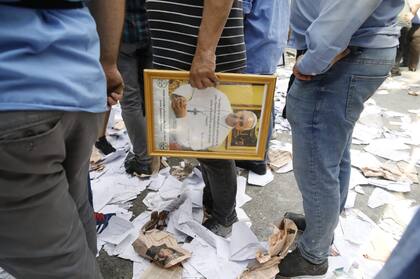 Violento enfrentamiento en el sindicato de colectiveros, destrozaron la sede de la UTA; hubo 11 heridos y un detenido