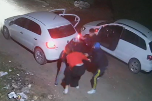 Delincuentes atacaron a una mujer para robarle el auto en Merlo