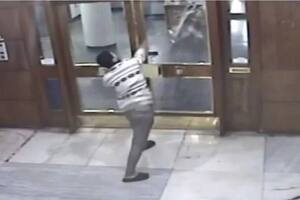 Un delincuente rompió la puerta de vidrio de un edificio con una baldosa y apuñaló al encargado