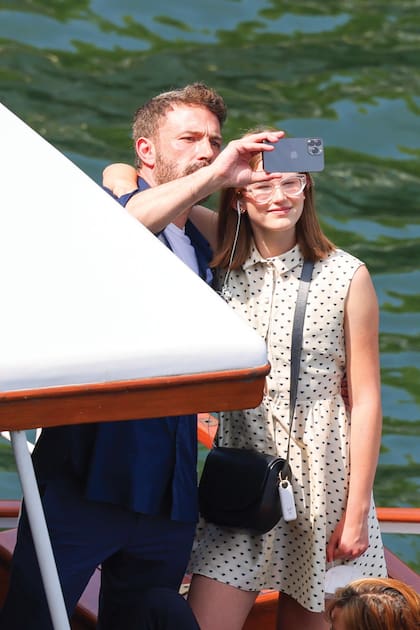 Violet Affleck y Ben Affleck en un viaje por el Sena junto a Jennifer Lopez (Photo by Pierre Suu/GC Images)