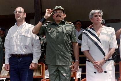 Violeta Chamorro (derecha) mantuvo a Humberto Ortega (centro) como ministro para favorecer la paz en Nicaragua