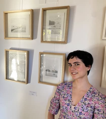 Violeta Gibelli, la artista más joven de la muestra colectiva, tiene 23 años y vive y estudia en París