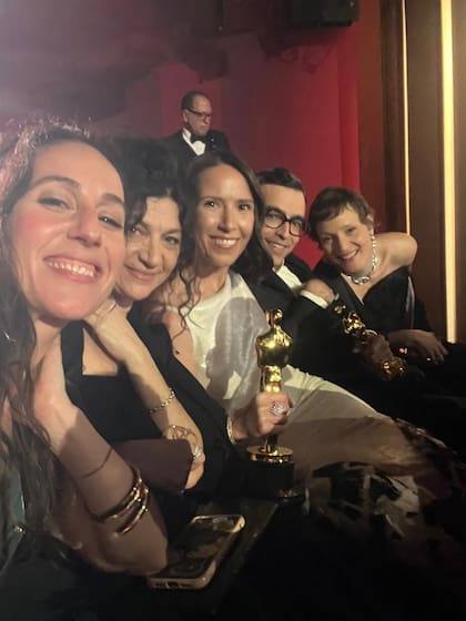 Violeta Kreimer junto con el equipo ganador de Dos personas intercambiando saliva, foto que la productora compartió con LA NACION