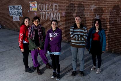 Violeta Mendelsohn, Maica Colantoni, Lucero Tomasenía, Morena Sanchez y Rocio Gallego, del centro de estudiantes de la escuela de música Juan Pedro Esnaola