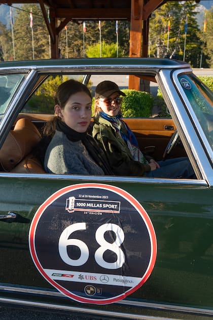 Violeta Oxenford y Miranda Zayas en el segundo día de las 1000 Millas, rumbo a Neuquén en un Mercedes Benz 280 SL de 1969