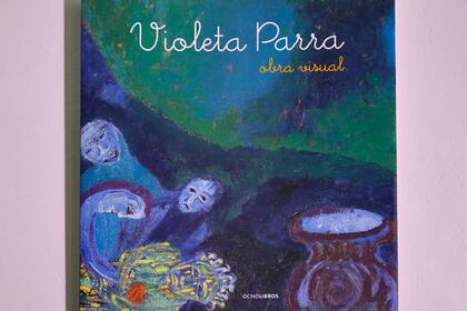 La obra plástica de la cantante Violeta Parra, en el stand de Chile