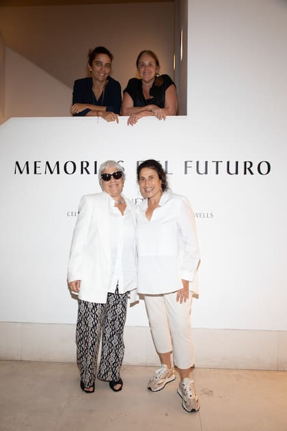 Violeta Quesada y Debora Frydman; Gachi Prieto y Marcela Frydman en la inauguración de Memorias del Futuro de Cabinet Óseo
