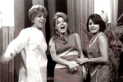 Violeta Rivas junto a las actrices Estela Molly y Selva Alemán