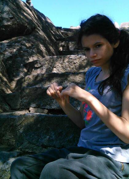 Violeta tiene 16 años y hace unos meses su mamá comenzó a darle el aceite de cannabis; ahora está más animada y sus convulsiones son menos y más suaves